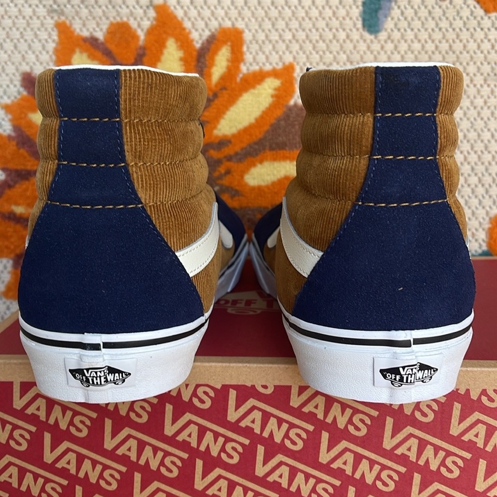 Vans Men’s Sk8-Hi
Mini Cord Blue/Brown
VN0007NS0BO
Sneakers - Picture 15 of 16